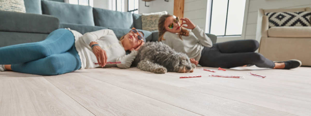 Laminate flooring weatherd gray and taupe tones - 1600x600